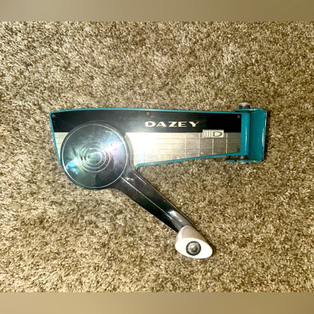 Vintage Dazey can opener